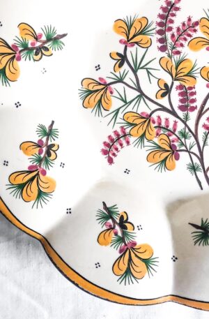 Grande Assiette en Faïence de Quimper avec dessins colorés