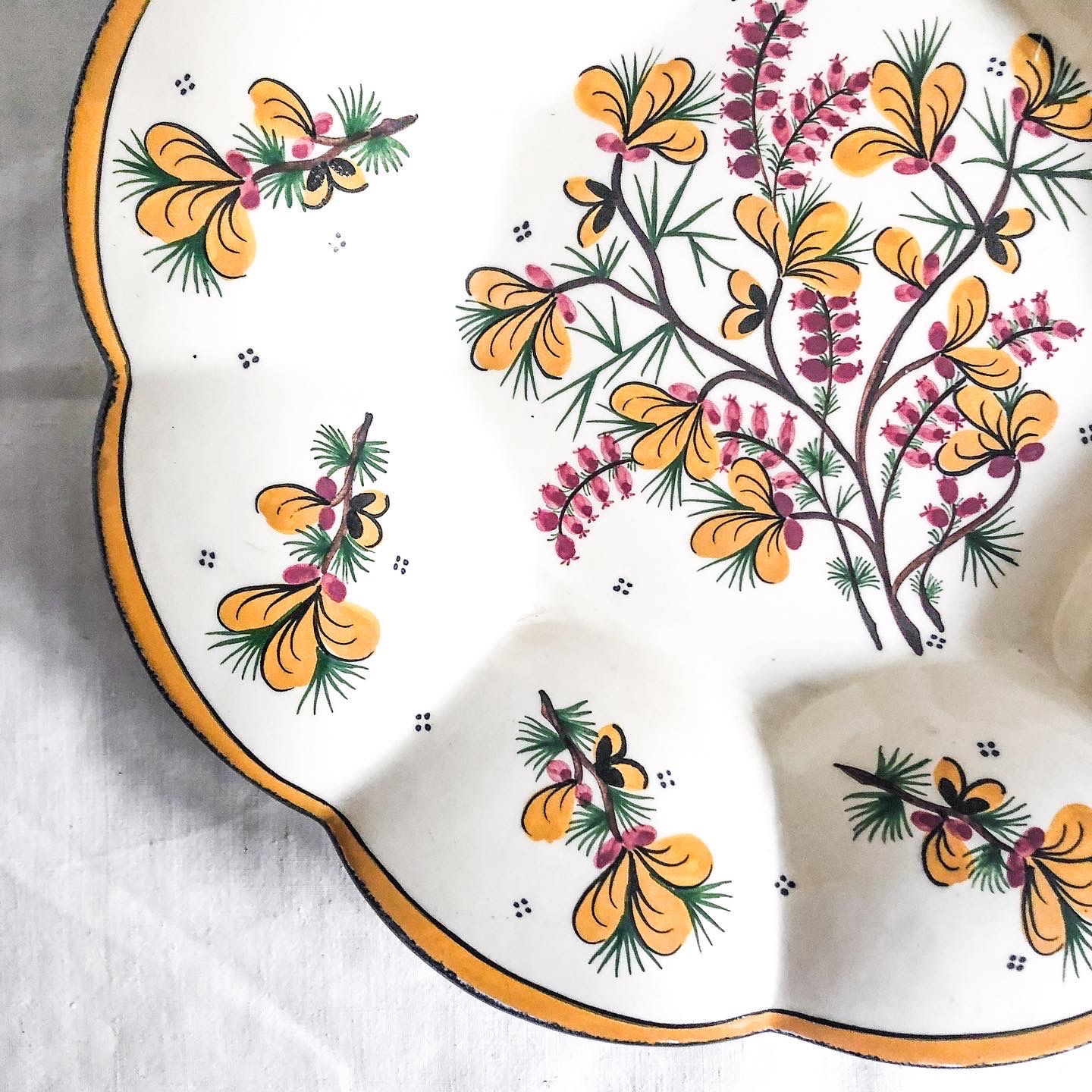 Grande Assiette en Faïence de Quimper avec dessins colorés