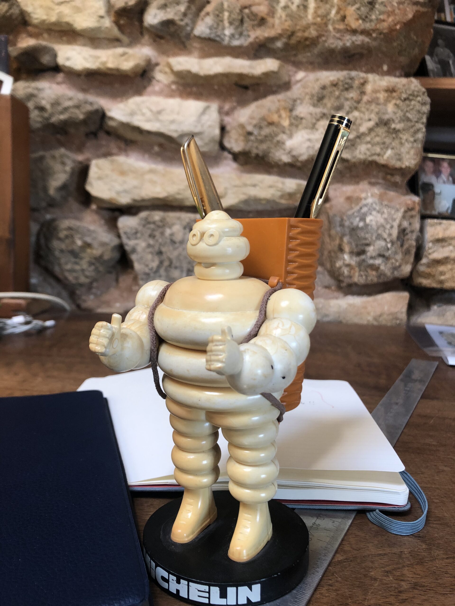 Porte crayon Michelin représentant un Bidendum