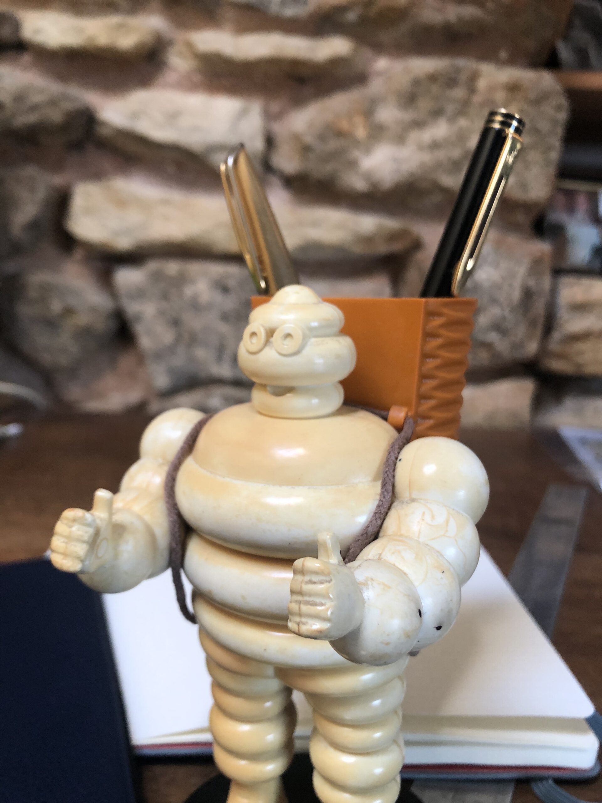 Porte crayon Michelin représentant un Bidendum