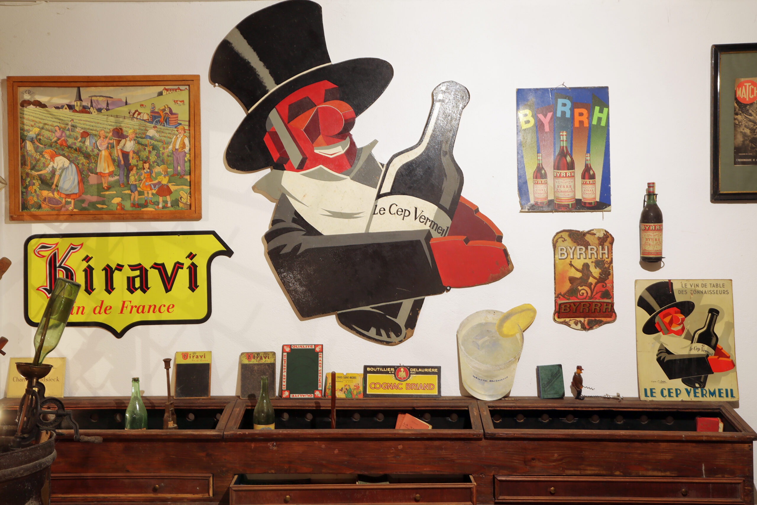 Photographie du musée du vin au Domaine la Destinée vintage et publicitaire